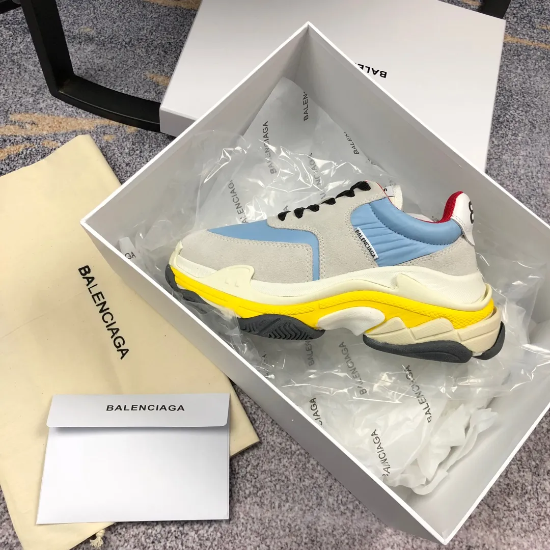 👟👟Ex-factory price 800👟👟 Balenciaga second generation 17 colors🖤 Balenciaga Triple-s Balenciaga-dad shoes. The world’s most popular retro jogging shoes 🔥. 🔺Retro distressed craftsmanship ~ original combination sole, heavy craftsmanship, not a low-end 2-layer combination sole! The upper is made of imported parachute cloth spliced ​​with nubuck matte, priced at 24 yuan per foot, which is different from the ordinary canvas on the market! The back is covered with cowhide high-frequency embossing! ⚠️When purchasing authentic products at the counter, I specifically asked the clerk about the materials. Size: 35-41 yards, men’s size 39-45, matching cloth bag, shoelaces, complete certificate of certification/men’s model will be notified later.
